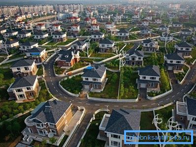 Un sobborgo privato è un'estensione logica per una grande città. Un sobborgo privato è un'estensione logica per una grande città.