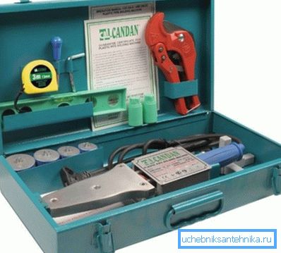 Valigia con gli strumenti necessari per la saldatura di oggetti in plastica Valigia con gli strumenti necessari per la saldatura di oggetti in plastica