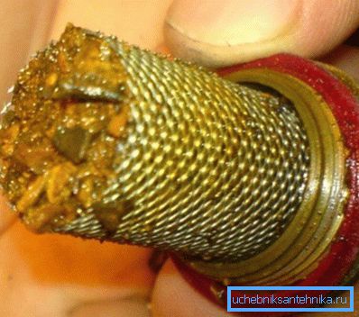 Dopo un certo periodo di tempo, anche il filtro grossolano deve essere sostituito o prevenuto, poiché questo influenza la pressione nel sistema. Dopo un certo periodo di tempo, anche il filtro grossolano deve essere sostituito o prevenuto, poiché questo influenza la pressione nel sistema.