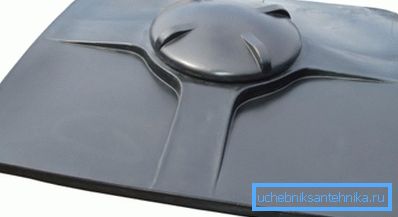 Il colore nero e l'ampia area di assorbimento dei raggi del sole garantiscono un rapido riscaldamento dell'acqua versata nel serbatoio. Il colore nero e l'ampia area di assorbimento dei raggi del sole garantiscono un rapido riscaldamento dell'acqua versata nel serbatoio.