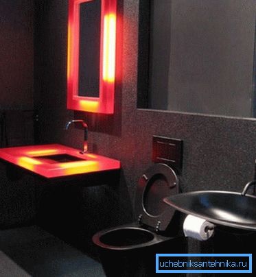 Toilette nera nel bagno, che è decorata in stile hi-tech