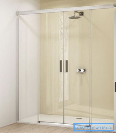 Porte scorrevoli a quattro sezioni per una cabina doccia