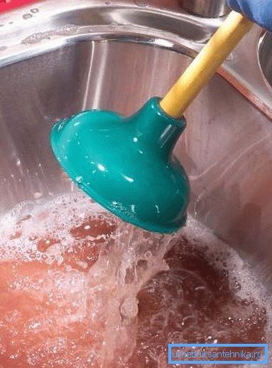 Puliamo il blocco delle fogne in cucina Puliamo il blocco delle fogne in cucina