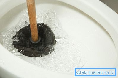 Pulizia della toilette dallo stantuffo di intasamento