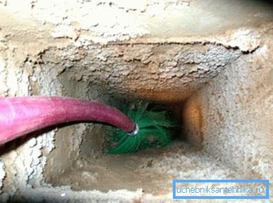 Pulizia della ventilazione in un condominio con un pennello Pulizia della ventilazione in un condominio con un pennello