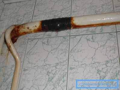 Una condensa eccessiva porta alla formazione di ruggine sulla superficie del tubo. Una condensa eccessiva porta alla formazione di ruggine sulla superficie del tubo.