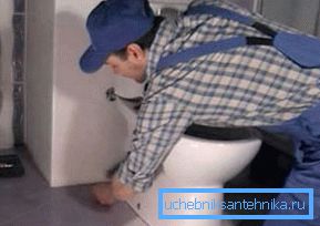 Per evitare la perdita della tazza del WC, seguire le regole della sua installazione.