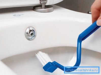 Per garantire un drenaggio di qualità, è necessario pulire a fondo il bordo della tazza del water dai depositi di minerali Per garantire un drenaggio di qualità, è necessario pulire a fondo il bordo della tazza del water dai depositi di minerali