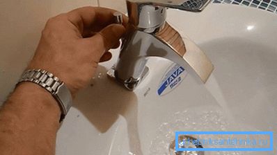 Per controllare la fogna, è sufficiente raccogliere un pieno di acqua e scaricarlo. Per controllare la fogna, è sufficiente raccogliere un pieno di acqua e scaricarlo.