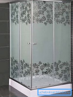 Piatti doccia in ghisa 90x90 cm permettono di risparmiare spazio in bagno