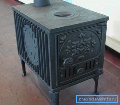 I prodotti in ghisa hanno quasi sempre un aspetto originale e vari elementi decorativi. I prodotti in ghisa hanno quasi sempre un aspetto originale e vari elementi decorativi.
