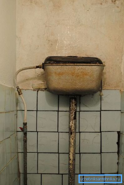 Ciotola per WC in ghisa di un vecchio campione Ciotola per WC in ghisa di un vecchio campione