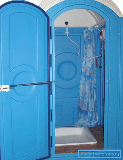 Per garantire l'igiene nei luoghi in cui sorgono difficoltà è necessaria una doccia da paese o da costruzione Per garantire l'igiene nei luoghi in cui si presentano difficoltà, è necessario un bagno o una doccia