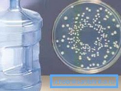 Anche l'acqua apparentemente pulita può contenere molti inquinanti. Anche l'acqua apparentemente pulita può contenere molti inquinanti.