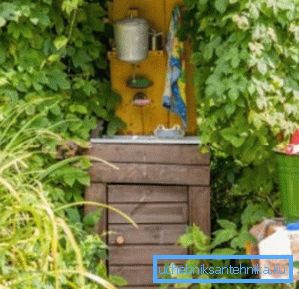 Anche utilizzando il lavabo più comune è possibile attrezzare in modo creativo e conveniente un luogo per procedure igieniche. Anche utilizzando il lavabo più comune è possibile attrezzare in modo creativo e conveniente un luogo per procedure igieniche.