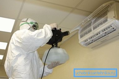 Anche i condizionatori d'aria convenzionali, che sono un tipo di sistema di ventilazione, devono essere disinfettati. Anche i condizionatori d'aria convenzionali, che sono un tipo di sistema di ventilazione, devono essere disinfettati.