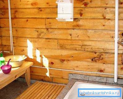 Anche in una casa di legno puoi fare una doccia comoda e pratica. Anche in una casa di legno puoi fare una doccia comoda e pratica.