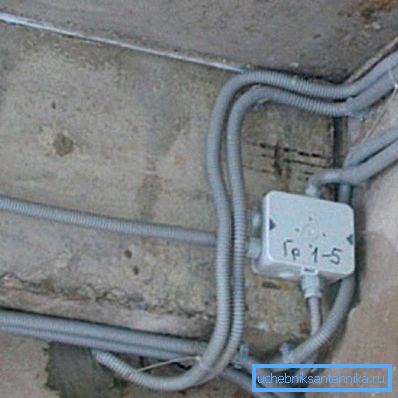 Anche l'installazione interna deve essere eseguita in modo da creare la massima tenuta possibile e impedire all'umidità di entrare all'interno del tubo durante il funzionamento. Anche l'installazione interna deve essere eseguita in modo da creare la massima tenuta possibile e impedire all'umidità di entrare all'interno del tubo durante il funzionamento.