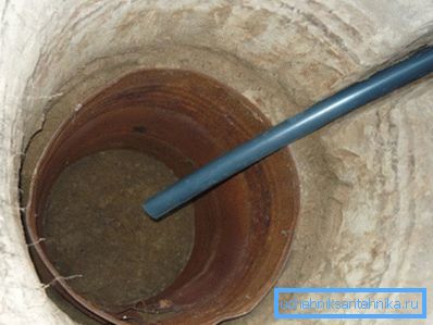 Facciamo uno scarico da un tubo di plastica. Facciamo uno scarico da un tubo di plastica.