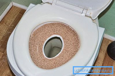 Facciamo un piccolo buco nella plastica. Facciamo un piccolo buco nella plastica.