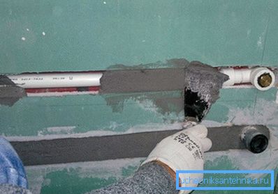Viene dimostrato il processo di incorporamento nel muro. Viene dimostrato il processo di incorporamento nel muro.