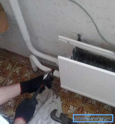 Smontaggio del vecchio radiatore con le chiavi Smontaggio del vecchio radiatore con le chiavi