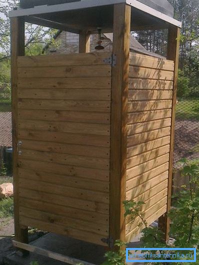 Le pareti in legno per una doccia estiva si inseriscono perfettamente in un paesaggio di campagna. Le pareti in legno per una doccia estiva si inseriscono perfettamente in un paesaggio di campagna.
