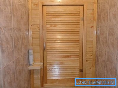 Armadietto in legno Il muro è fatto di assicelle, la porta è fatta di sottili doghe. Armadietto in legno Il muro è fatto di assicelle, la porta è fatta di sottili doghe.