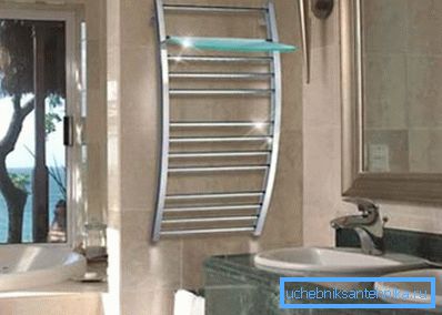 I portasciugamani si differenziano per forma e dimensioni, oltre alla possibilità di installare ripiani per accessori da bagno I portasciugamani si differenziano per forma e dimensioni, oltre alla possibilità di installare ripiani per accessori da bagno