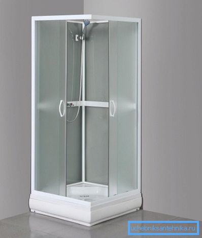 Cabine doccia senza tetto economici hanno funzioni minime. Cabine doccia senza tetto economici hanno funzioni minime.
