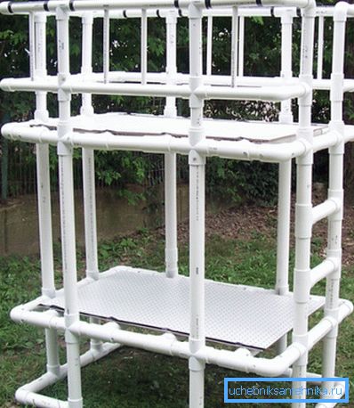 Letto a castello per bambini assemblato sulla base di elementi di un sistema idraulico plastico Letto a castello per bambini assemblato sulla base di elementi di un sistema idraulico plastico
