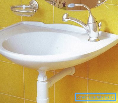 Il lavandino del bambino si adatta perfettamente all'interno del bagno dell'appartamento Il lavandino del bambino si adatta perfettamente all'interno del bagno dell'appartamento