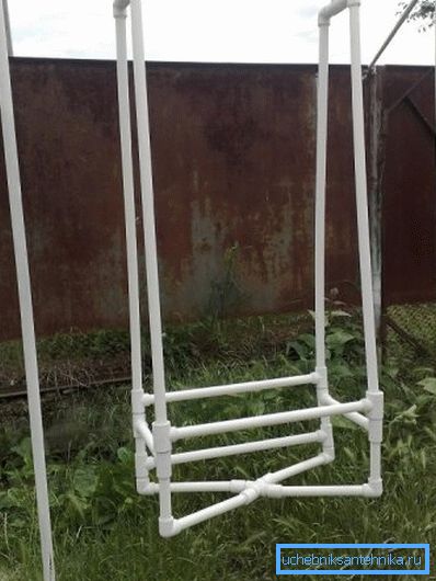 L'altalena per bambini raccolta da tale materiale può apparire ancora più forte e più affidabile rispetto a modelli simili di produzione in fabbrica L'altalena per bambini raccolta da tale materiale può apparire ancora più forte e più affidabile rispetto a modelli simili di produzione in fabbrica