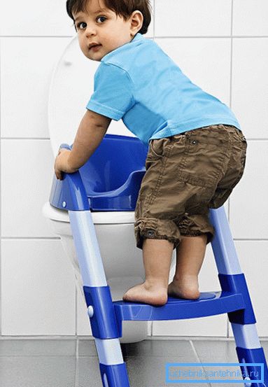 Il water del bambino con un gradino facilita l'uso del water Il water del bambino con un gradino facilita l'uso del water