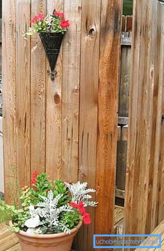 Il design della doccia estiva può essere sostenuto in stile country in accordo con il paesaggio circostante. Il design della doccia estiva può essere sostenuto in stile country in accordo con il paesaggio circostante.