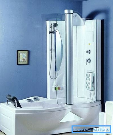 Il design di un piccolo bagno con un bagno con doccia sembra piuttosto interessante e insolito. Il design di un piccolo bagno con un bagno con doccia sembra piuttosto interessante e insolito.