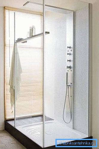 Design del bagno con doccia a parete con base bassa Design del bagno con doccia a parete con base bassa