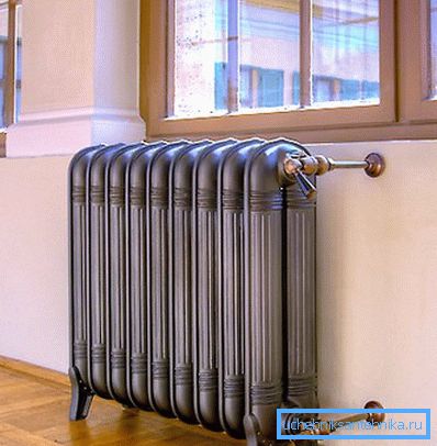 Radiatore di design, che non è così caldo come decora la stanza