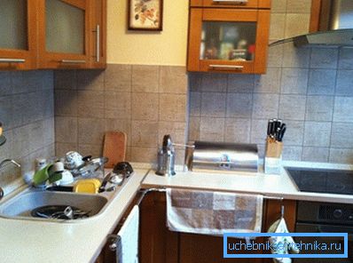 Per un grande lavandino hai bisogno di una cucina spaziosa. Per un grande lavandino hai bisogno di una cucina spaziosa.