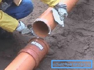 Il silicone è usato per una tenuta extra. Il silicone è usato per una tenuta extra.