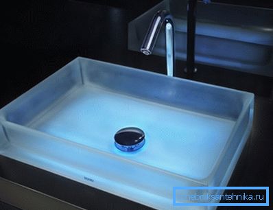 Per gli interni più audaci e moderni si adatta al lavabo in vetro. Per gli interni più audaci e moderni si adatta al lavabo in vetro.