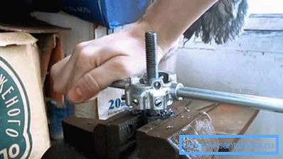 Per la filettatura il pezzo da lavorare deve essere fissato saldamente Per la filettatura il pezzo da lavorare deve essere fissato saldamente