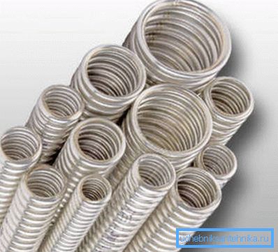 Per alcuni tipi di lavoro, i materiali metallici sono ancora utilizzati, poiché svolgono anche la funzione di una sorta di schermo, eliminando l'effetto delle correnti vaganti. Per alcuni tipi di lavoro, i materiali metallici sono ancora utilizzati, poiché svolgono anche la funzione di una sorta di schermo, eliminando l'effetto delle correnti vaganti.