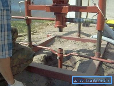 Per facilitare l'alloggiamento del tronco al telaio può essere fissato un morsetto speciale. Per facilitare l'alloggiamento del tronco al telaio può essere fissato un morsetto speciale.