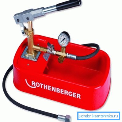 Una pompa manuale con manometro può essere utilizzata per test di pressione con un circuito spento. Una pompa manuale con manometro può essere utilizzata per test di pressione con un circuito spento.