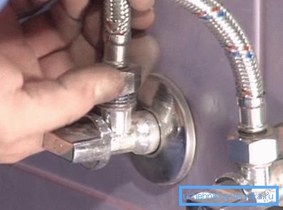 Un tubo flessibile viene utilizzato per collegare il WC alla rete idrica. Un tubo flessibile viene utilizzato per collegare il WC alla rete idrica.
