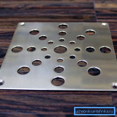 Per il pavimento è meglio usare grate metalliche piatte. Per il pavimento è meglio usare grate metalliche piatte.