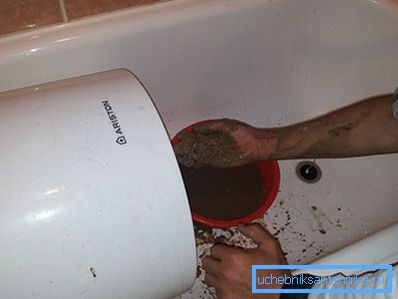Per una pulizia completa è necessario rimuovere il riscaldatore e scaricare l'acqua attraverso il foro di montaggio Per una pulizia completa è necessario rimuovere il riscaldatore e scaricare l'acqua attraverso il foro di montaggio