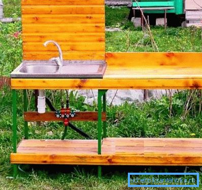 Per i piatti del paese adatto combinazione di legno e struttura in metallo Per i piatti del paese adatto combinazione di legno e struttura in metallo