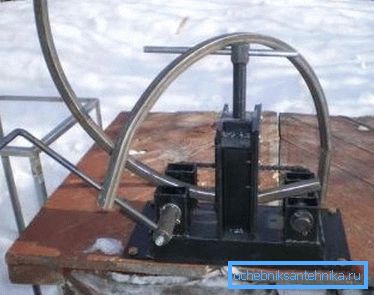 Per dare la forma necessaria ai prodotti quadrati, vengono utilizzate piegatrici speciali (la foto mostra uno strumento manuale)